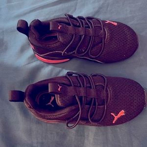 Pink and black toddler puma tennis shoe, size 8